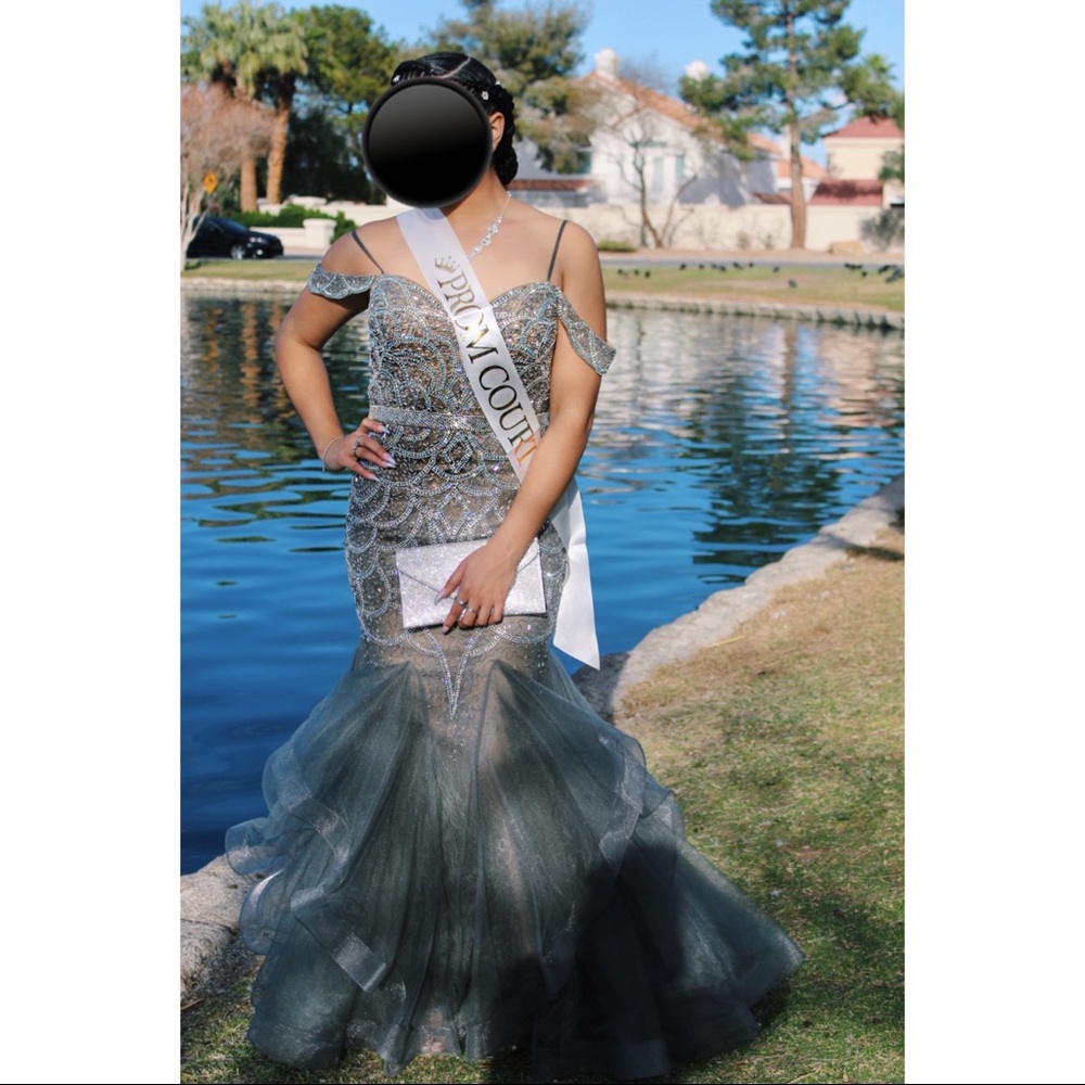 PROM DRESS FOR SALE! - Picture 2 of 5